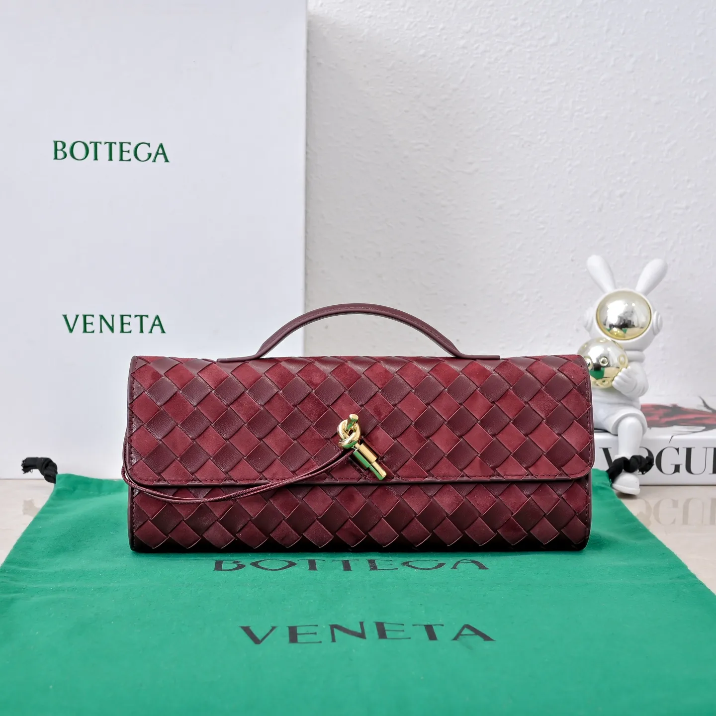 Batch 1360 #Bv New Deerskin Clutch 🎈 The deerskin brown bag with extra points for autumn and winter is so beautiful~🍂 Made of classic woven sheepskin and deerskin, it looks like Maillard for autumn and winter🤎 It can be held by hand, carried by hand or carried under the arm. The metal knot embellishment exudes temperament and nobility~ , equipped with a zipper compartment inside, it is a good companion for your daily life🧑‍❤️‍💋‍🧑, whether you are walking on the red carpet or attending a dinner, it will add a unique charm to you💞 Model: 741511 Size: 31x13x3